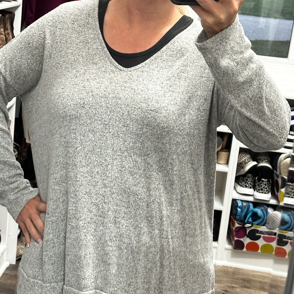 Magnolia boutique lightweight Gray V-Neck tunic Sweatshirt large